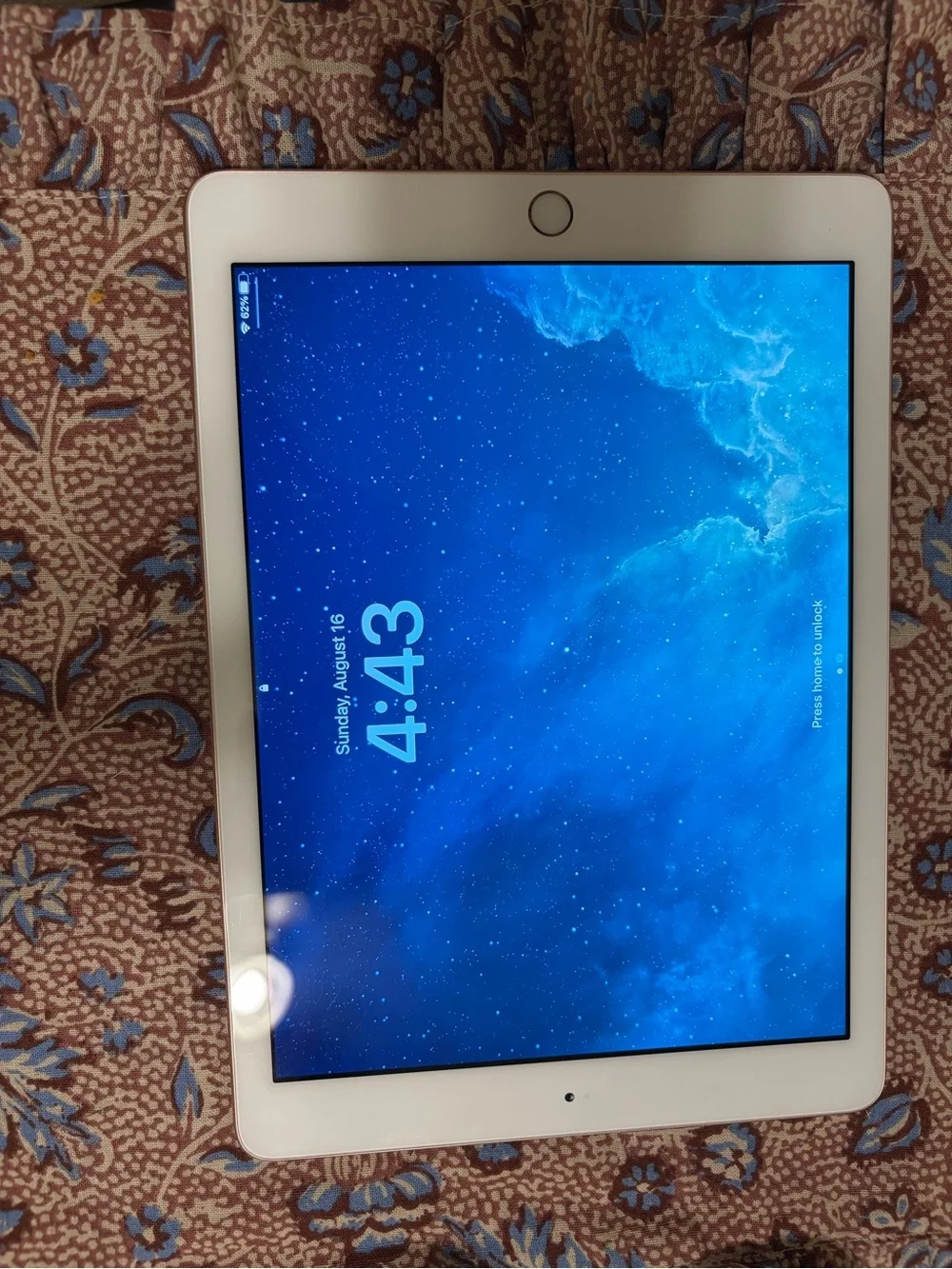 Apple iPad  with rosegold back (6th Gen)